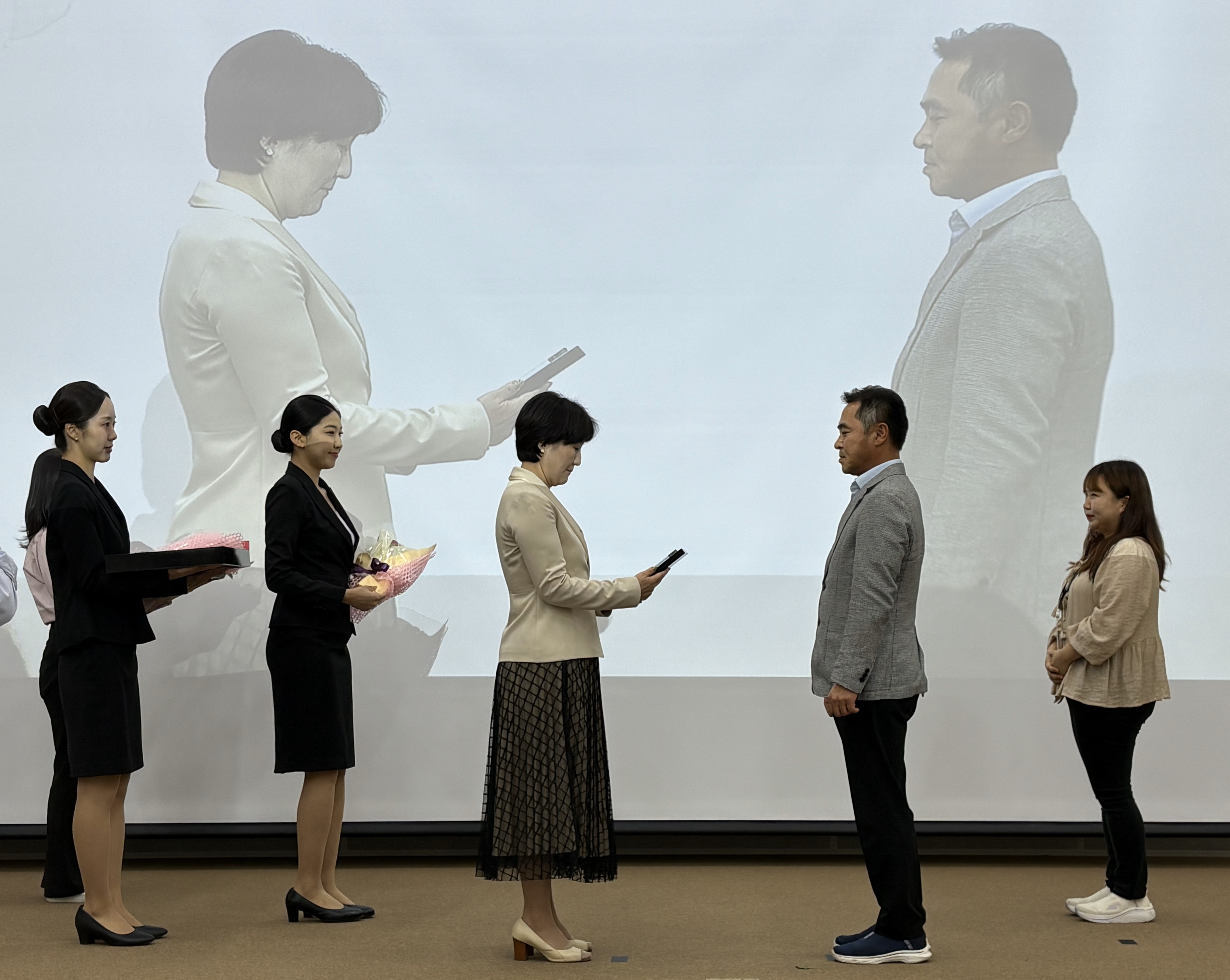 부산시독거노인종합지원센터 우수후원사 감사패 수상2