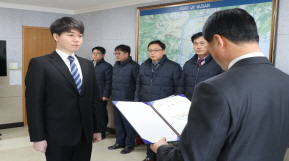 신규 임용자 임명장 수여